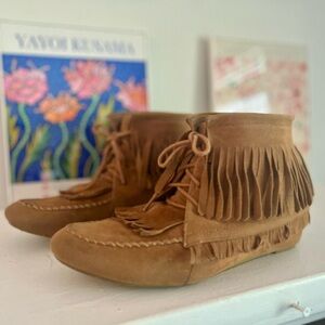 Bella Marie Ankle High Fringed Suede Moccasins 8.5